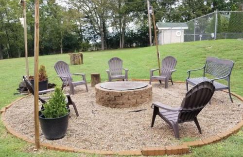 Yellville Apartment | Charming Inn w Gorgeous Views Crooked Creek 2 Queens and Kitchen