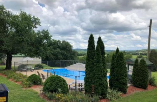 Yellville Apartment | Charming Inn w Gorgeous Views Crooked Creek 2 Queens and Kitchen