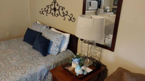 Yellville Apartment | Charming Inn w Gorgeous Views Crooked Creek 2 Queens and Kitchen