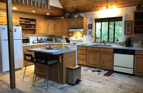 Shelton House | Charming Island Chalet, Big Kitchen, Relax, Quiet Forest Setting, Starry Nights