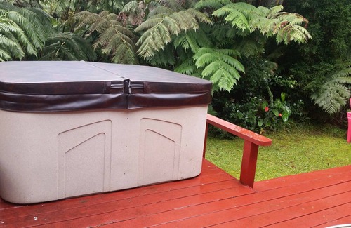 Kailua-Kona Cottage | Charming Kaloko Mountain Cottage with hot tub - private,secluded and cozy!