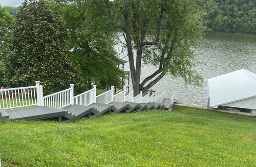Piney Flats Cottage | Charming lake front 2-bedroom cottage in Gray with WiFi and AC