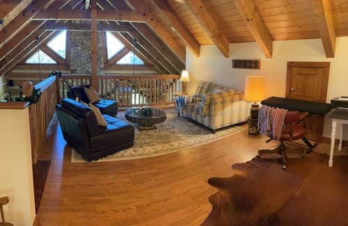Paisley Cabin | Charming Lake Front Cabin