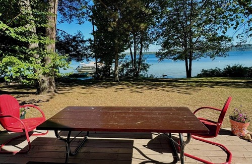 Cedar Cottage | Charming lake house combines rustic ambiance with modern amenities.