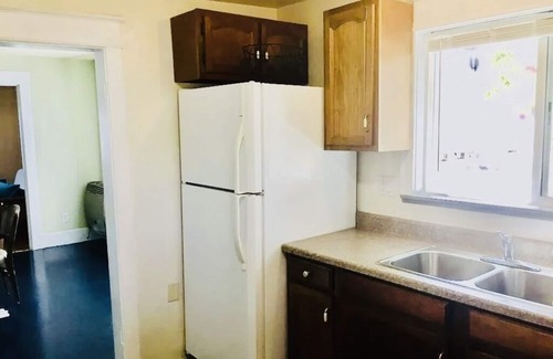 Polson House | Charming Lake House, Sleeps 8, Great For Kids, Located Downtown, Walk To Beach