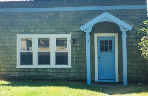 Polson House | Charming Lake House, Sleeps 8, Great For Kids, Located Downtown, Walk To Beach