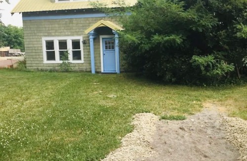 Polson House | Charming Lake House, Sleeps 8, Great For Kids, Located Downtown, Walk To Beach