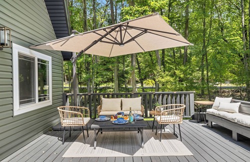 Briar Crest Woods House | Charming/Lake/Kayak/Firepit/Hot tub/Pets