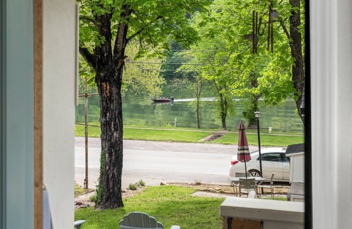 Rockaway Beach Apartment | Charming Lake View cottage in tranquil Rockaway Beach
