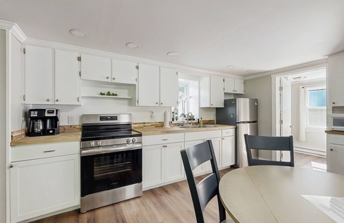 Orland Apartment | Charming Lakefront Apartment with Deck, Patio and BBQ Grill