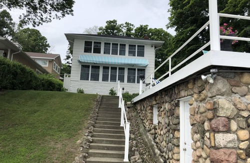 Cassopolis Cottage | Charming lakefront cottage with beautiful sunsets! 5 bedrooms, new master bath