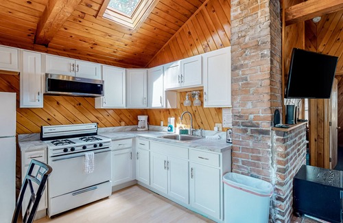 Windham Cottage | Charming Lakefront Cottage with Screened Porch, Firepit, Canoe & WiFi - 1 Dog OK