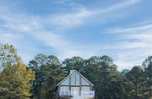 Homer Cabin | Charming Lakefront Retreat – Cozy, Quiet, and Perfect for relaxation.