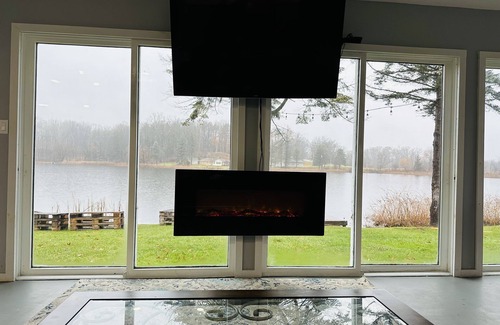 Battle Creek House | Charming Lakefront Retreat on Little Mill Lake