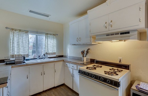 Lakehead-Lakeshore Cabin | Charming Lakehead Cabin: Walk to Shasta Lake!