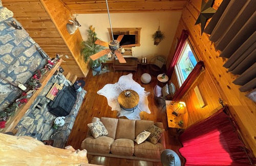 Quitman Cabin | Charming Lakehouse overlooking Greers Ferry Lake