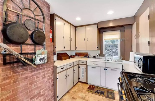 Waterford House | Charming Lakeside Cabin With Mountain Views! Boating, Fishing, Disc Golf, Skiing