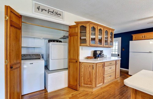 Boones Creek House | Charming level 3-BR,2Ba house in Johnson City with WiFi, AC, views, pet friendly