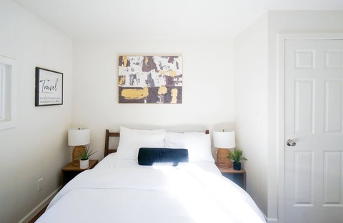 South Beacon Hill Cottage | Charming light-filled cottage near airport and DT