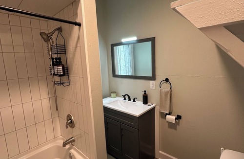 Cortland Apartment | Charming Lincoln 4BR Apt