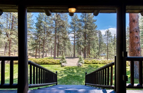 Grantsdale Cabin | Charming Log Cabin close to Lake & Mountain Activities