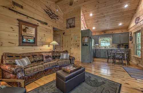 Cherry Log Cabin | Charming Log Cabin Getaway – Hot Tub & Firepit