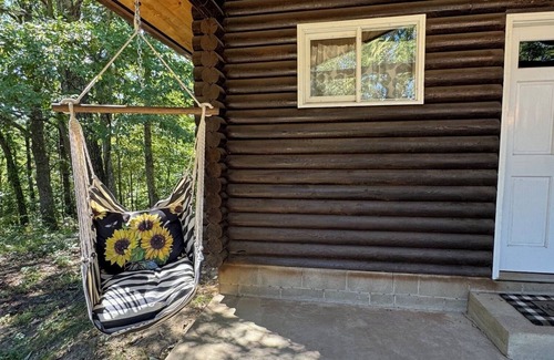 Cambridge Cabin | Charming log cabin on a quiet back road to get away from it all and enjoy nature
