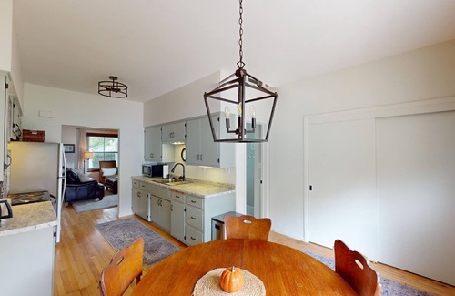 Green Bay House | Charming Lower Near Hospitals/Green Bay/Astor