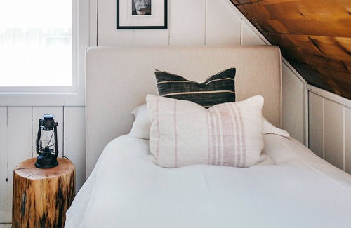Cedar Glen Cabin | Charming + LUXE hideaway・fireplace・wine・BBQ ・deck