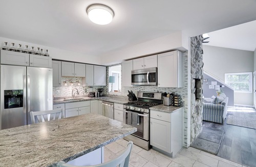 Wallenpaupauk Lake Estates House | Charming & luxurious retreat nestled in the serene Wallenpaupack Lake Estates.