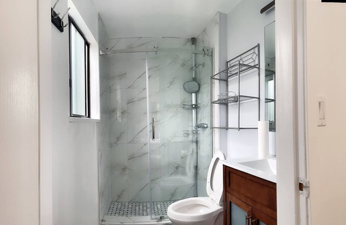 Richmond House | Charming master bedroom with AC, WiFi in a Richmond house