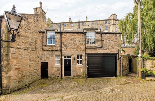New Town House | Charming Mews House In Edinburgh City Centre With Integral Garage