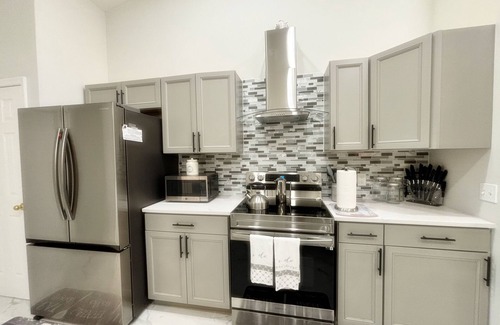 Port Malabar House | Charming & Modern 4-bedroom 2-bathroom in brilliant Palm Bay