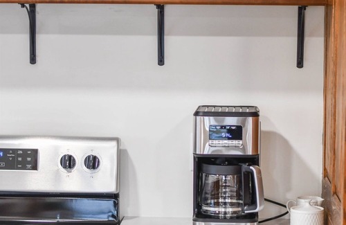 Walnut Creek House | Charming Modern Amish Home, Walk To Local Food + Family Friendly, Main Floor Bed