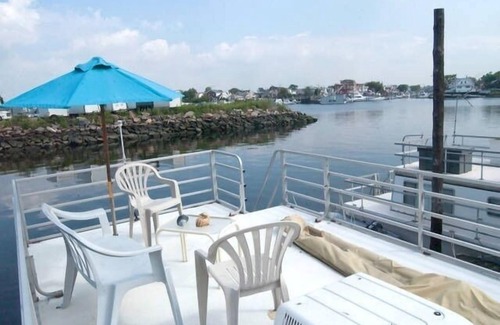 Sheepshead Bay Boat Rental | Charming Modern Housebarge