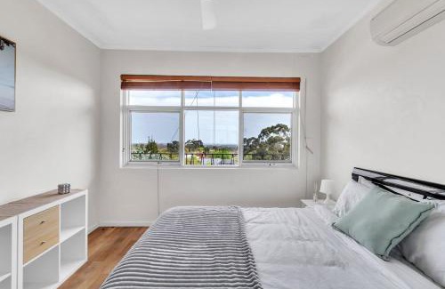 Burnside Apartment | Charming Modern Retreat with Scenic View - Burnside