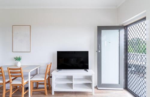 Burnside Apartment | Charming Modern Retreat with Scenic View - Burnside