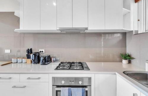 Burnside Apartment | Charming Modern Retreat with Scenic View - Burnside