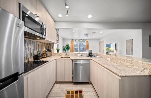 Neartown Apartment | Charming Montrose Condo-Close to everything!