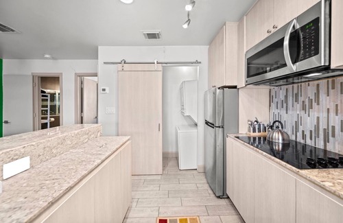 Neartown Apartment | Charming Montrose Condo-Close to everything!