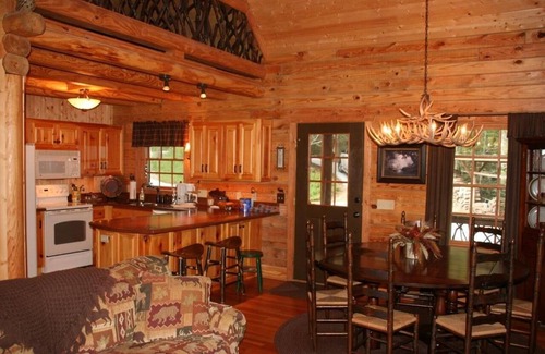 Horse Shoe Cabin | Charming Mountain Getaway - Red Fox Den. Minimum 2 days—-maximum 14 days)