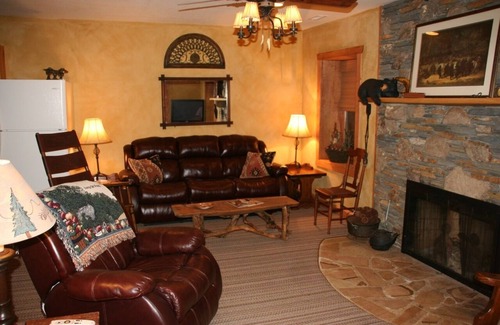 Horse Shoe Cabin | Charming Mountain Getaway - Red Fox Den. Minimum 2 days—-maximum 14 days)