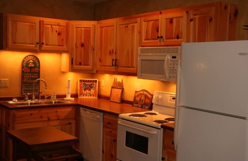 Horse Shoe Cabin | Charming Mountain Getaway - Red Fox Den. Minimum 2 days—-maximum 14 days)
