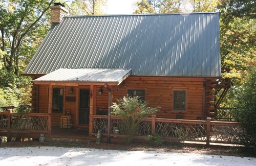 Horse Shoe Cabin | Charming Mountain Getaway - Red Fox Den. Minimum 2 days—-maximum 14 days)