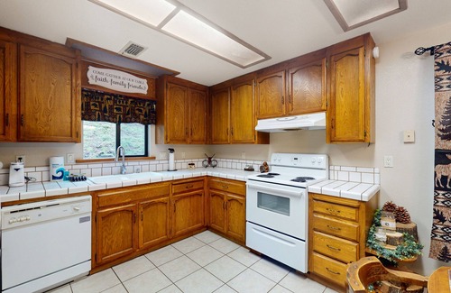 Yosemite Forks Cabin | Charming mountain retreat with wraparound deck, wood stove, & washer/dryer