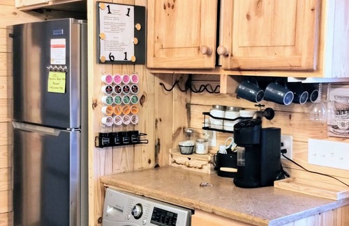 Gallant Cottage | Charming NEW 2 BR Cottage, WiFi & Pet Friendly in Convenient Steele