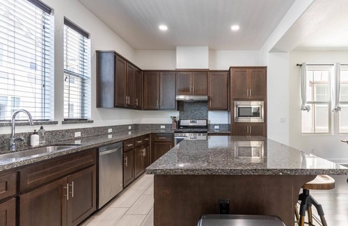 Newark House | Charming Newark 4BR w/2-Car Garage, nr Cinema & Sports, by Blueground