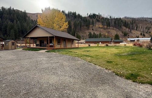 Pine House | Charming newer 2-bedroom house with WiFi, Dish TV in Pine with wrap around deck.
