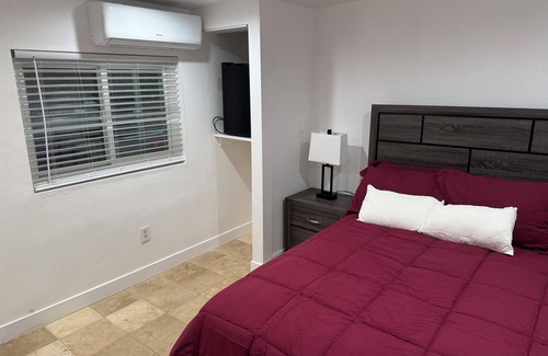 Sylmar House | Charming newly remodeled room in Sylmar with WiFi, AC, private entrance.