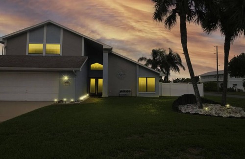 Spring Hill House | Charming Ocean Front 3-bedroom and 4 Bath with WiFi and AC in Hernando Beach